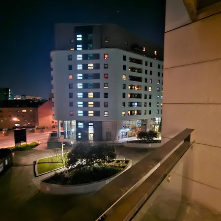 2 Bedroom Flat With Private Balcony Apartment *