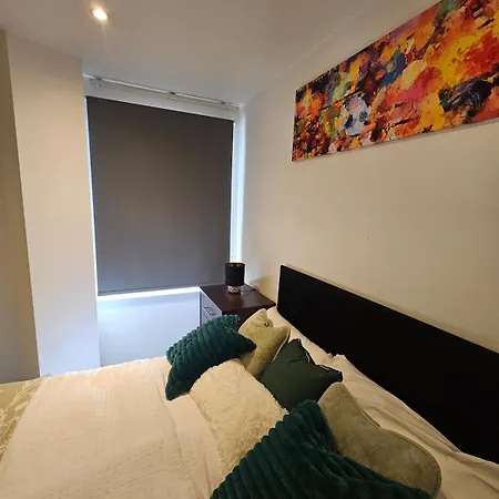 2 Bedroom Flat With Private Balcony *