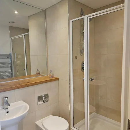 2 Bedroom Flat With Private Balcony Leeds (West Yorkshire)