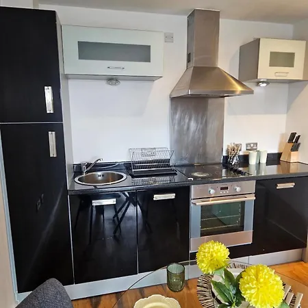 2 Bedroom Flat With Private Balcony * Leeds (West Yorkshire)