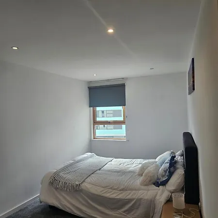 2 Bedroom Flat With Private Balcony Apartment *