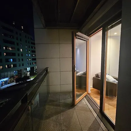 Apartment 2 Bedroom Flat With Private Balcony *