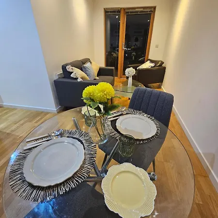 2 Bedroom Flat With Private Balcony * Leeds (West Yorkshire)