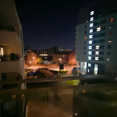 2 Bedroom Flat With Private Balcony Apartment *