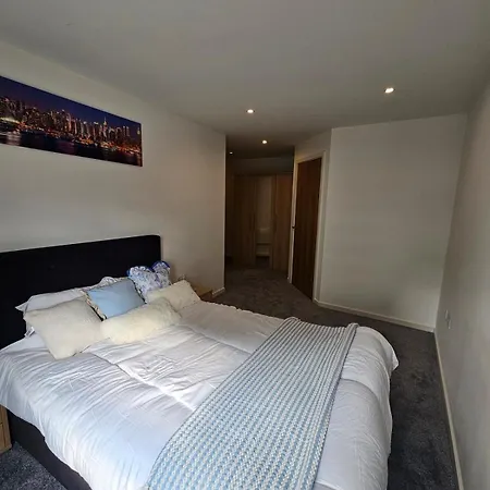 2 Bedroom Flat With Private Balcony Apartment Leeds (West Yorkshire)