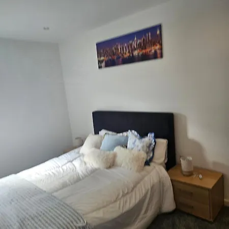 2 Bedroom Flat With Private Balcony Apartment *