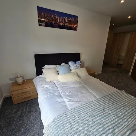 2 Bedroom Flat With Private Balcony Apartment Leeds (West Yorkshire)