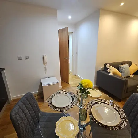 Apartment 2 Bedroom Flat With Private Balcony *