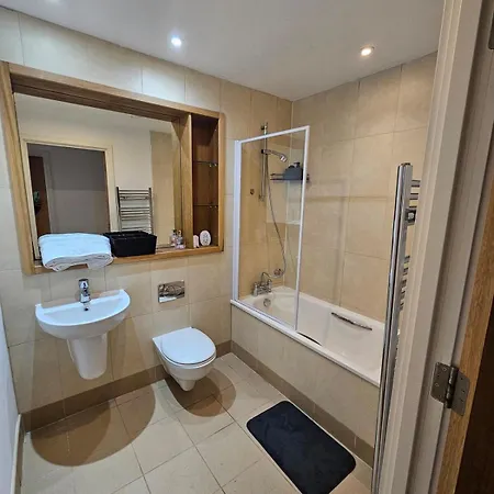 2 Bedroom Flat With Private Balcony Apartment Leeds (West Yorkshire)