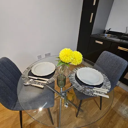 2 Bedroom Flat With Private Balcony Apartment Leeds (West Yorkshire)