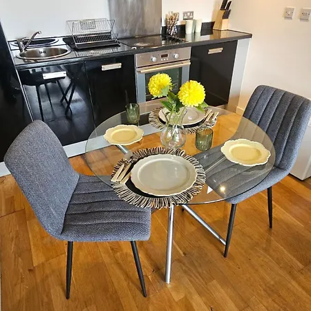 2 Bedroom Flat With Private Balcony * Leeds (West Yorkshire)